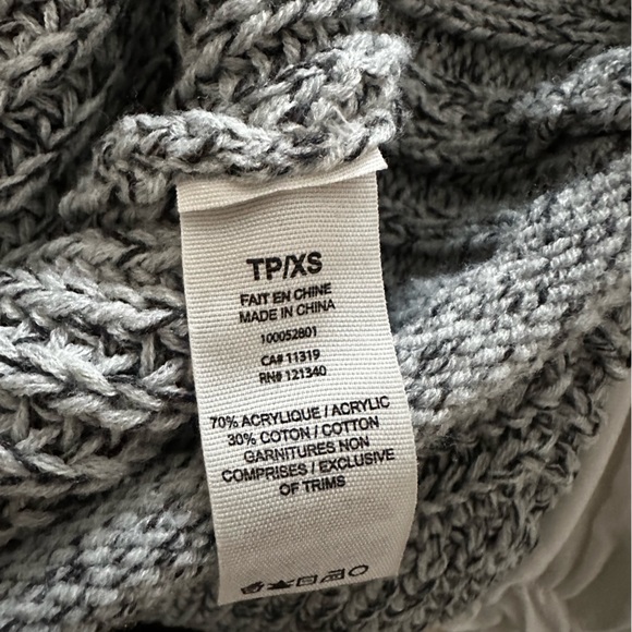 Black and white knit sweater. Only worn a few times. Great condition - Picture 3 of 3